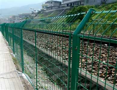 铁路隔离栅.jpg